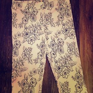 ✨Like New- White floral Capri pants